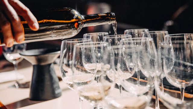 filling-wine-glasses.jpg